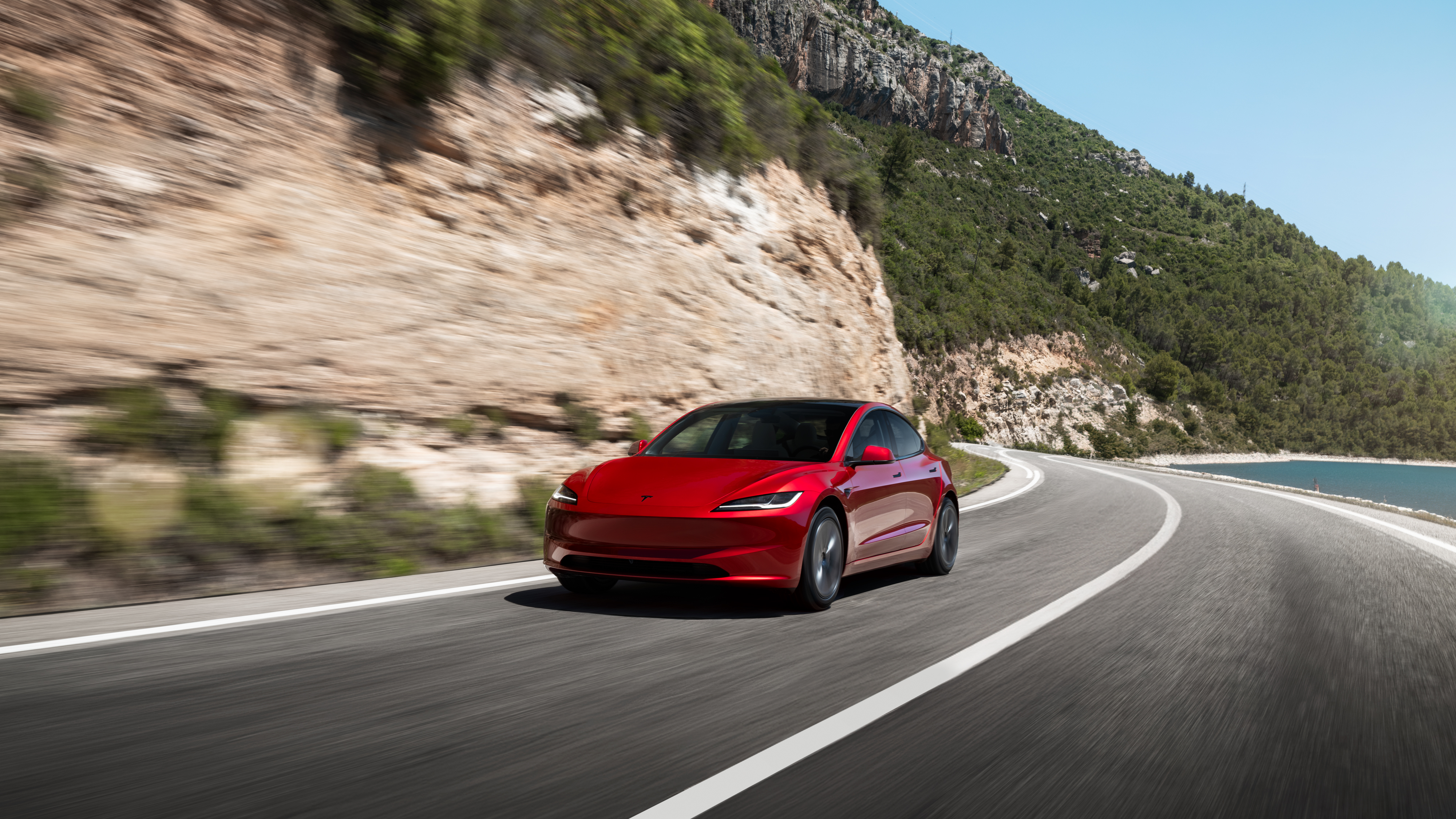 圖說：Model 3 榮登豪華進口轎車榜首，Long Range 後輪驅動版本具 711 公里（WLTP）的全車系最高續航里程，並擁有媲美休旅車的載貨空間。